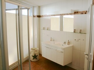 helles freundliches Wellnessbad mit Tageslicht