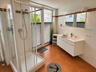 Großes Badezimmer mit Dusche…
