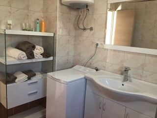 Badezimmer mit Waschmaschine