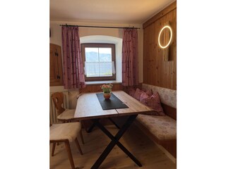 gemütliche Essecke mit Blick in die Berge