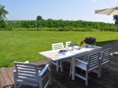 Terrasse mit Blick auf den Garten und die Felder