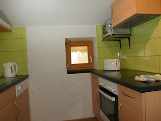 Küche mit Geschirrspüler und Herd