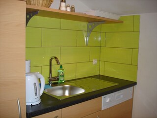 Küche mit Wasserkocher und Kaffeemaschine