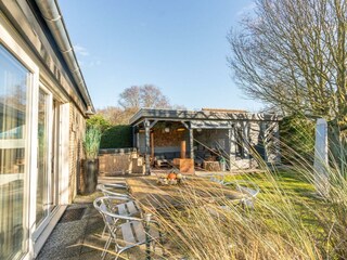 Der sonnige Garten mit Terrasse und Veranda