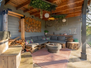 Die Lounge-Ecke unter der überdachten Terrasse