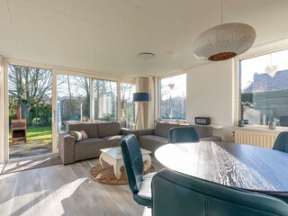 Das helle, geschmackvoll eingerichtete Wohnzimmer