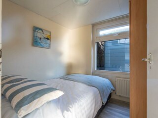 Schlafzimmer 1 mit Einzelbett (120x200) und Schrank