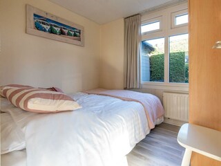 Schlafzimmer 2 mit Doppelbett und Schrank