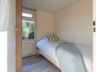 Schlafzimmer 3 mit Einzelbett und Kleiderschrank