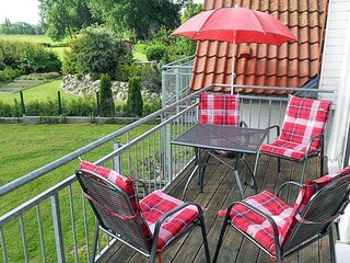 Der Balkon mit Blick auf das großzügige Gelände