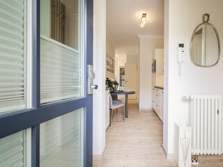 Eingangsbereich mit Blick in die Küche