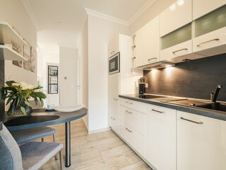 offene Küchenzeile mit Essbereich