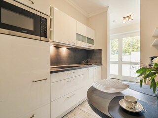 offene Küchenzeile mit Essbereich