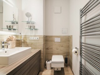 Badezimmer mit Waschbecken und WC