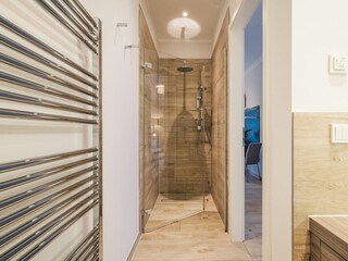 Badezimmer mit ebenerdiger Dusche