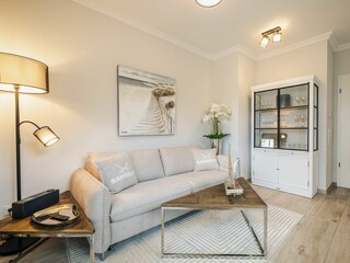 Wohnbereich mit Sofa und Vitrine