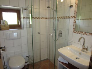 Bad mit Dusche, Waschbecken, WC