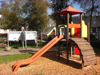 Spielplatz mit Infotafel in nur 40 m Entfernung