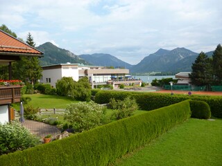 Blick zum See und auf die Berge