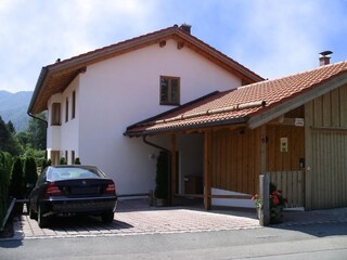 Nordansicht mit Stellplatz und Garage