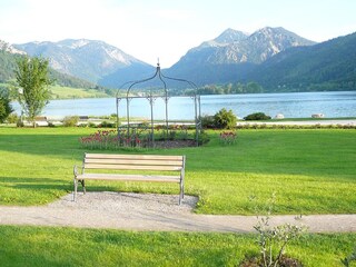 Kurpark mit See und Berge