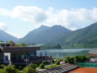 Blick zum See und zu den Bergen