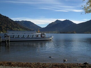 Blick auf den See mit Schliersee Schiff