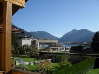 Blick zum See und auf die Berge