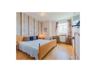 Schlafzimmer mit Doppelbett