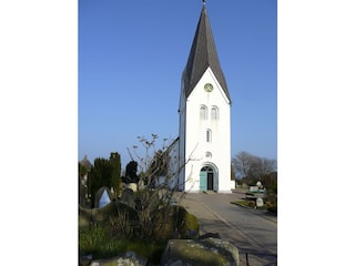 die Nebeler Kirche und die "sprechenden Steine"