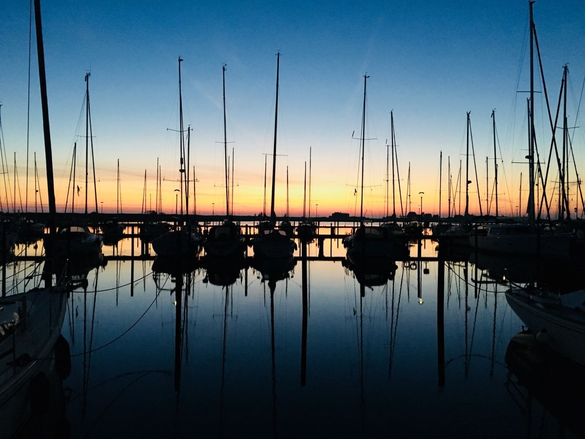 Sonnenaufgang am Yachthafen