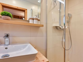 Bad mit Dusche unten
