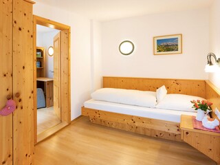 Schlafzimmer im Obergeschoss mit Einzelbett