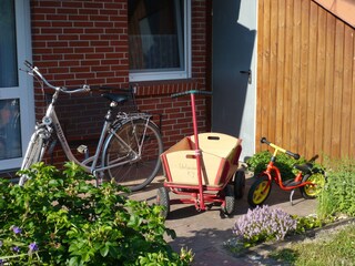 Bollerwagen, Damenfahrrad und Laufrad (ohne Gewähr)