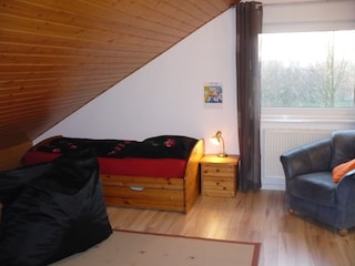 Schlafzimmer im Obergeschoss mit Blick ins Grüne