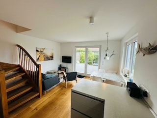 Blick aus der Küche ins Wohnzimmer