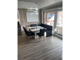 Sitzecke-Tisch kann vergrößert werden.
