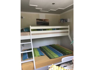 Kinderschlafzimmer vorne rechts.