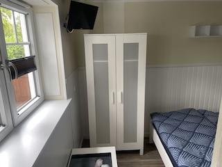 Schlafzimmer links vorne Seitenansicht.