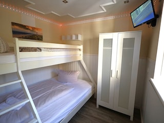 Gemütliches Schlafzimmer mit Fenster ,TV , Kleiderschr.