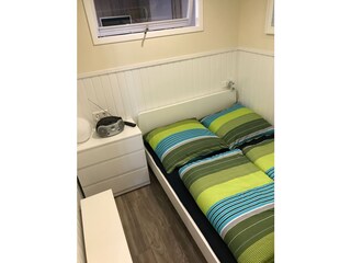 Schlafzimmer mit TV- Kleiderschrank-Komode