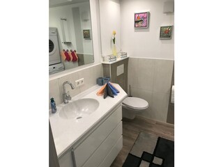 Neues vergrösertes Bad mit großen Spiegel -Dusche-Fön.