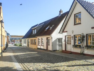 Ruhige Altstadtstraße mit Blick auf den Binnenhafen