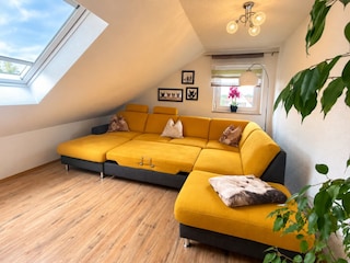 Wohnzimmer mit ausgezogener Schlafcouch