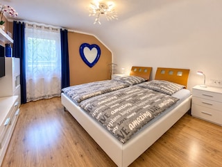 Schlafzimmer 1 ( 2.00 m x 2.00 m Bett )