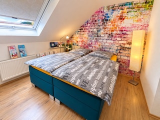 Schlafzimmer 2 mit Boxspringbett ( 1.80m x 2.00m )