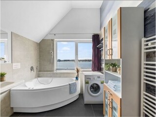 Badezimmer - Whirlpool und Waschmaschine