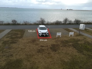 Admiral Suite: Parkplatz vor dem Haus