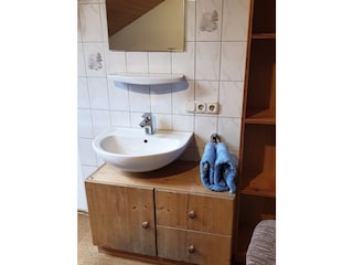 2. Schlafzimmer mit Waschbecken