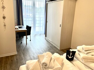 Schreibtisch mit Ledersessel und Hafenblick